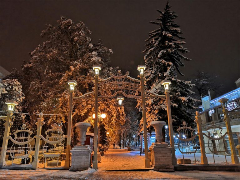 Зимний пятигорск. Пятигорск зимой фото. Эоловой арфы в Пятигорске зимой. Академическая галерея Пятигорск зимой. Пятигорск зимой отдых.