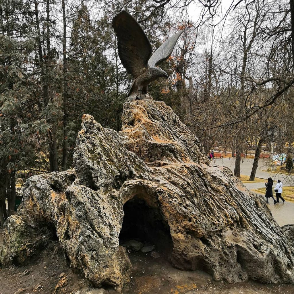 Бронзовая скульптура Орла в Курортном парке